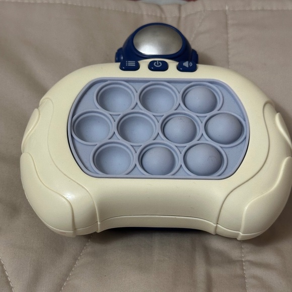 Quick push pop/fidget game. - Picture 3 of 11